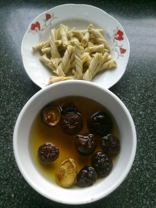 素牛肉卷煮双鲜的做法步骤：4