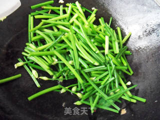 韭菜苔炒鸡蛋的做法步骤：2