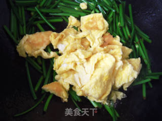韭菜苔炒鸡蛋的做法步骤：2