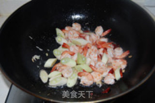 鱼香味的杏仁虾球的做法步骤：2