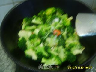 清炒西兰花的做法步骤：2