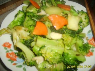 清炒西兰花的做法步骤：2