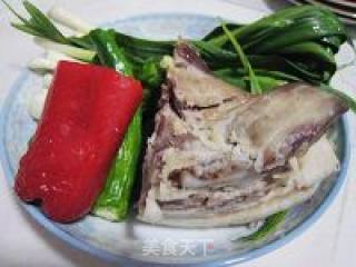 大蒜炒回锅肉的做法步骤：2