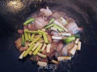 大蒜炒回锅肉的做法步骤：2