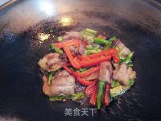 大蒜炒回锅肉的做法步骤：2