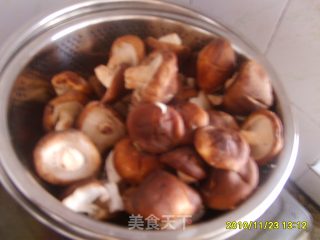 香菇鸡腿肉的做法步骤：2