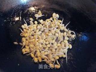 酸菜炒豆芽的做法步骤：2