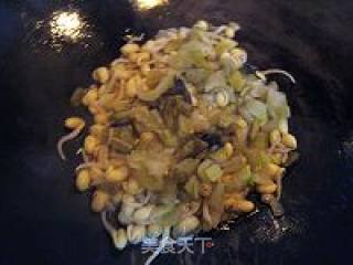酸菜炒豆芽的做法步骤：2