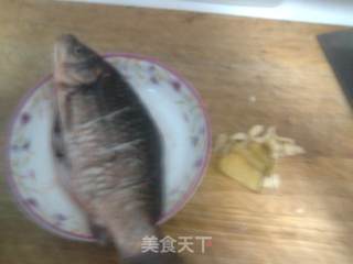 老公的最爱---鲫鱼炖茄子的做法步骤：2