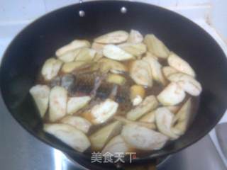 老公的最爱---鲫鱼炖茄子的做法步骤：2