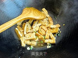 韭菜炒豆腐的做法步骤：2