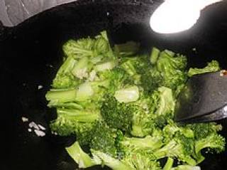 来个清爽的----清炒蒜香西兰花的做法步骤：2