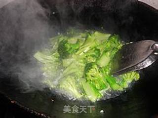 来个清爽的----清炒蒜香西兰花的做法步骤：2