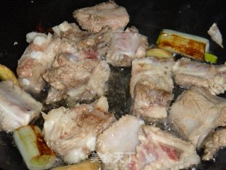 粉丝豆干炖小排的做法步骤：2