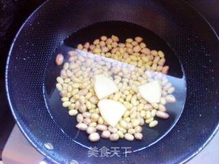 黄豆花生拌藕丁的做法步骤：3