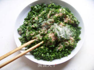 韭菜猪肉饺子的做法步骤：2