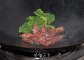 广式腊肠炒包菜的做法步骤：2