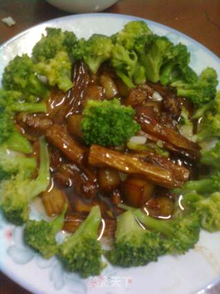 西兰花红烧肉的做法步骤：2