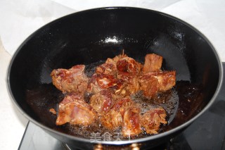 洋葱土豆炖排骨的做法步骤：2