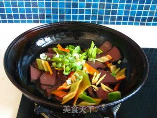 辣椒炒猪血的做法步骤：3