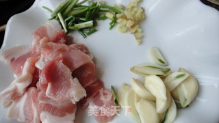 手撕茶树菇木耳炒肉片的做法步骤：2