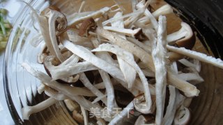 手撕茶树菇木耳炒肉片的做法步骤：2