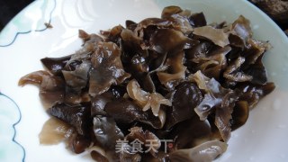 手撕茶树菇木耳炒肉片的做法步骤：2