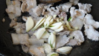 手撕茶树菇木耳炒肉片的做法步骤：2