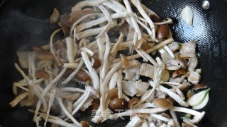 手撕茶树菇木耳炒肉片的做法步骤：2