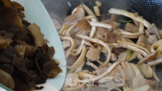 手撕茶树菇木耳炒肉片的做法步骤：2