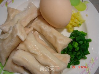 鱼皮饺包蛋煮肠粉的做法步骤：4
