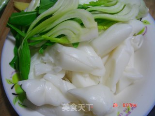 鱼皮饺包蛋煮肠粉的做法步骤：4