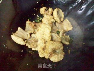 椒盐九肚鱼的做法步骤：2