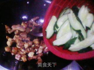 黄瓜炒肉片的做法步骤：2