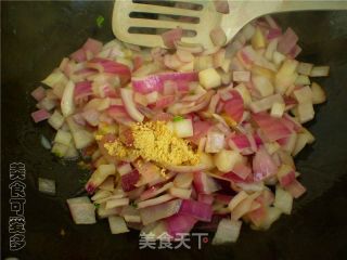洋葱西红柿鸡蛋浇饭的做法步骤：2
