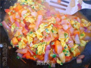 洋葱西红柿鸡蛋浇饭的做法步骤：2
