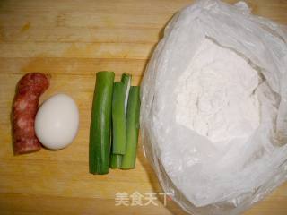 葱香腊肠鸡蛋饼的做法步骤：2