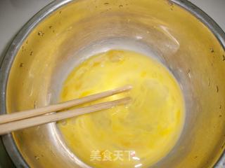 葱香腊肠鸡蛋饼的做法步骤：2