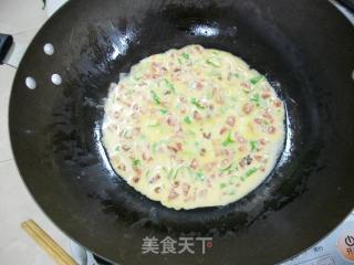 葱香腊肠鸡蛋饼的做法步骤：2
