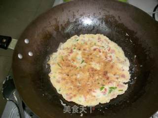 葱香腊肠鸡蛋饼的做法步骤：2