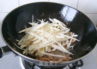 三丝茭白的做法步骤：2