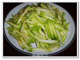 小瓜木耳炒鸡蛋的做法步骤：2