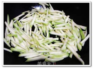 小瓜木耳炒鸡蛋的做法步骤：2