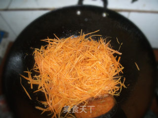 肉片炒胡萝卜丝的做法步骤：2