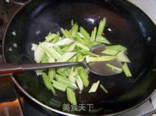 西芹炒百合的做法步骤：2