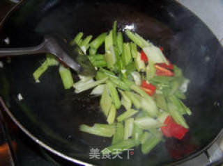 西芹炒百合的做法步骤：2