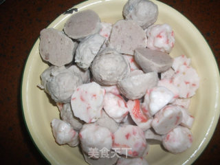 鱼肠虾丸浸西洋菜的做法步骤：2
