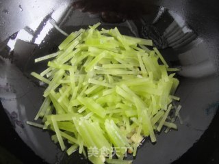 豆皮炒莴苣的做法步骤：2