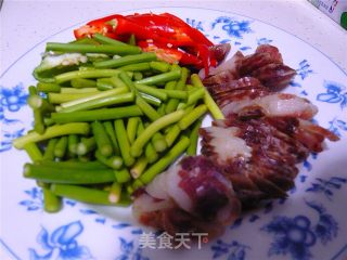 蒜苗炒香肠的做法步骤：2
