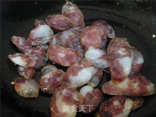 蒜苗炒香肠的做法步骤：2
